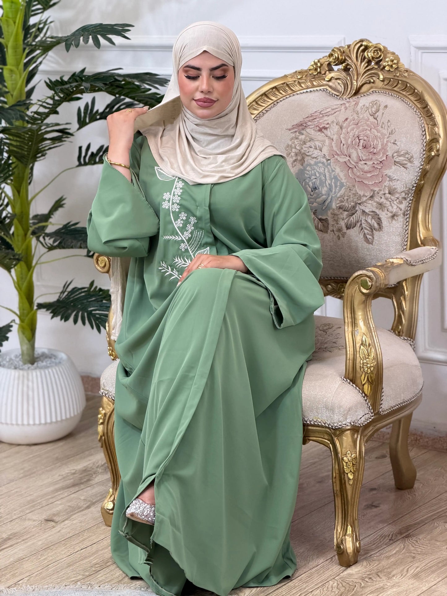 عباية بتطريز زهري ✨