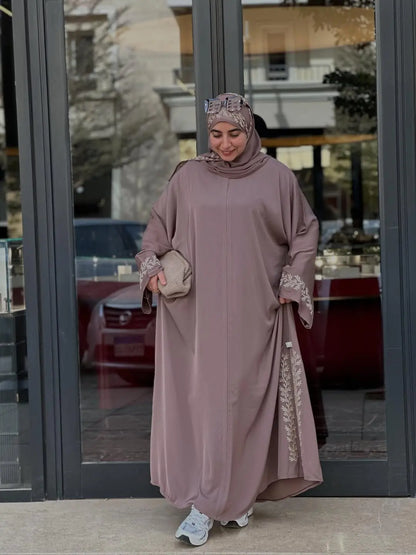 عباية لمسة مطرزة ( قطعتين ) 💕
