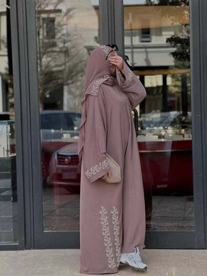 عباية لمسة مطرزة ( قطعتين ) 💕